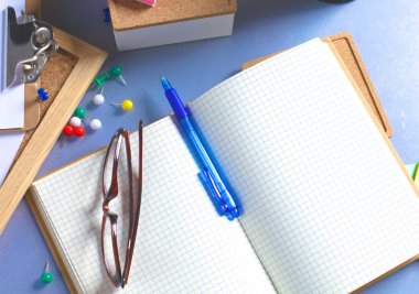 Ofis Büro kağıtları ve gözlük