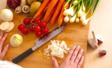 Genç kadın mutfakta yemek pişiriyor. Sağlıklı Yemek