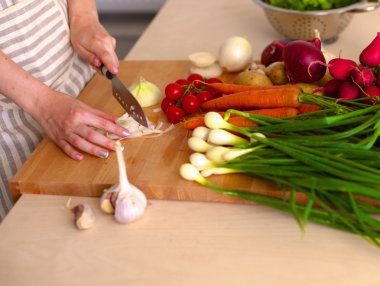 Genç kadın mutfakta yemek pişiriyor. Sağlıklı Yemek