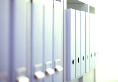 Dosya klasörleri, arka planda raflarda duran