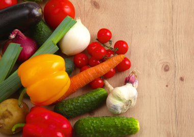 Beyaz arka planda taze sonbahar sebzeleri