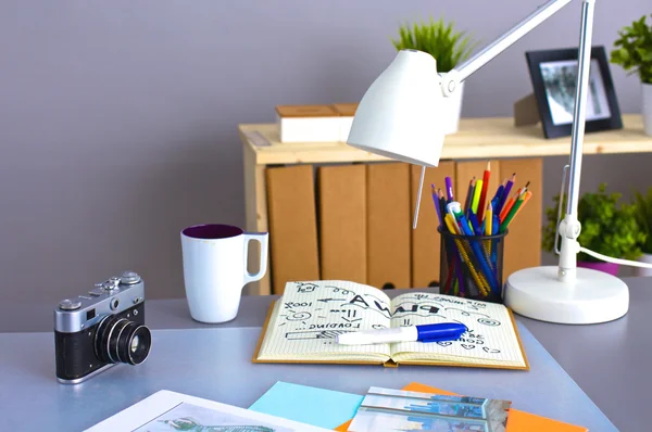 Table de designer avec lui couché sur les instruments et la caméra — Photo