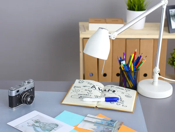 Mesa de diseño con él acostado en los instrumentos y la cámara —  Fotos de Stock