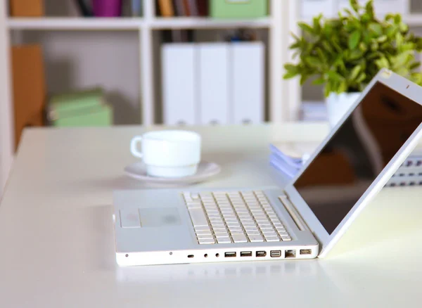 Tabulka Office s prázdný Poznámkový blok a laptop — Stock fotografie