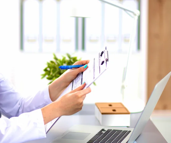 Médecin au bureau de la table — Photo