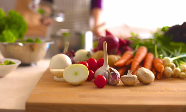 Mujer joven cocinando en la cocina. Comida saludable — Foto de Stock