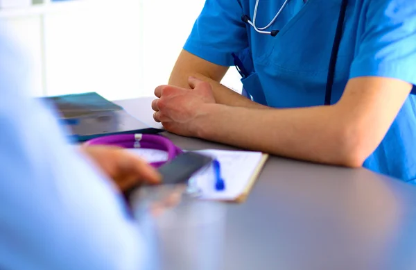 Médico y paciente en la mesa. solución — Foto de Stock