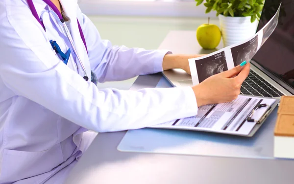 Médica no escritório da mesa — Fotografia de Stock