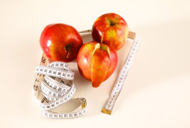 steteskop ile beyaz zemin üzerine kırmızı elmalar