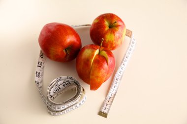 steteskop ile beyaz zemin üzerine kırmızı elmalar