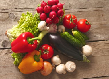 Sebzeler. Sepette taze biyo sebze. Doğa Arkaplanı Üzerine