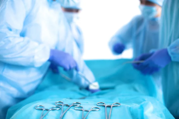 Equipe de cirurgião em uniforme realizar operação em um paciente na clínica de cirurgia cardíaca — Fotografia de Stock