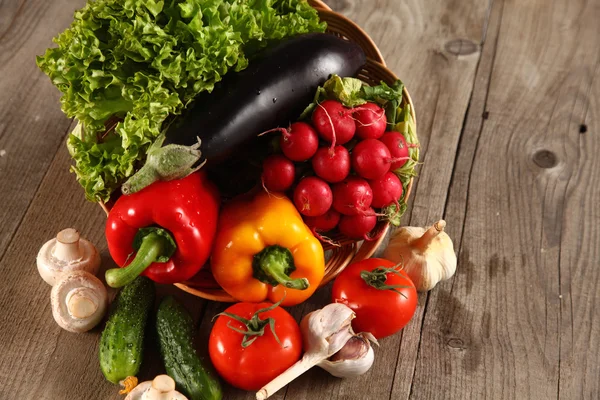 Verduras. Fresh Bio Vegetable in a Basket. Sobre el fondo natural — Foto de Stock