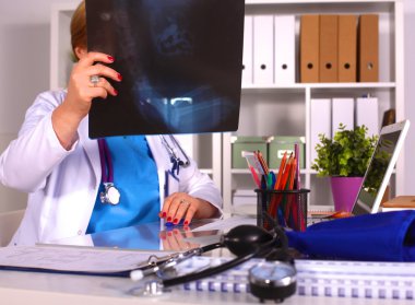 Ofis masasındaki kadın doktor