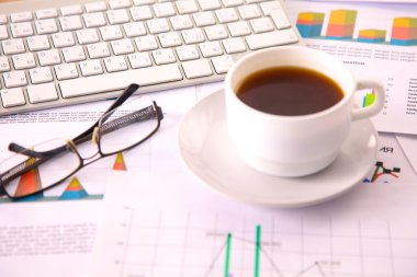 Beyaz arkaplanda dizin yığını olan dizüstü bilgisayar