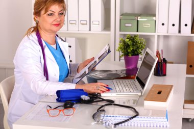 Ofis masasındaki kadın doktor