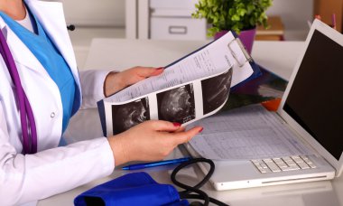 Ofis masasındaki kadın doktor