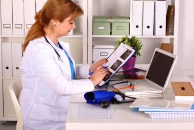 Ofis masasındaki kadın doktor