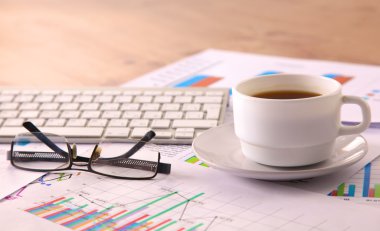 Beyaz arkaplanda dizin yığını olan dizüstü bilgisayar