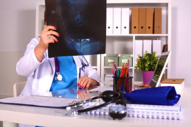 Ofis masasındaki kadın doktor