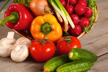 Sebzeler. Sepette taze biyo sebze. Doğa Arkaplanı Üzerine