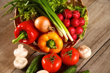 Sebzeler. Sepette taze biyo sebze. Doğa Arkaplanı Üzerine