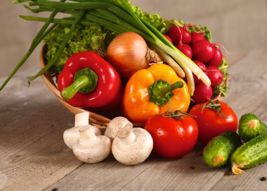 Sebzeler. Sepette taze biyo sebze. Doğa Arkaplanı Üzerine