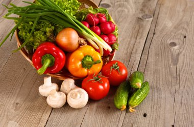 Sebzeler. Sepette taze biyo sebze. Doğa Arkaplanı Üzerine