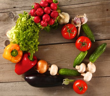 Sebzeler. Sepette taze biyo sebze. Doğa Arkaplanı Üzerine