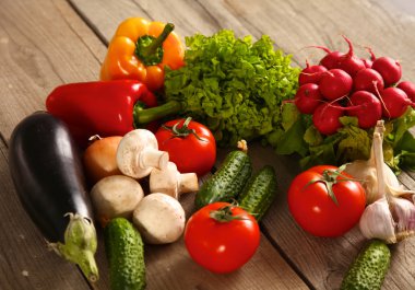 Sebzeler. Sepette taze biyo sebze. Doğa Arkaplanı Üzerine