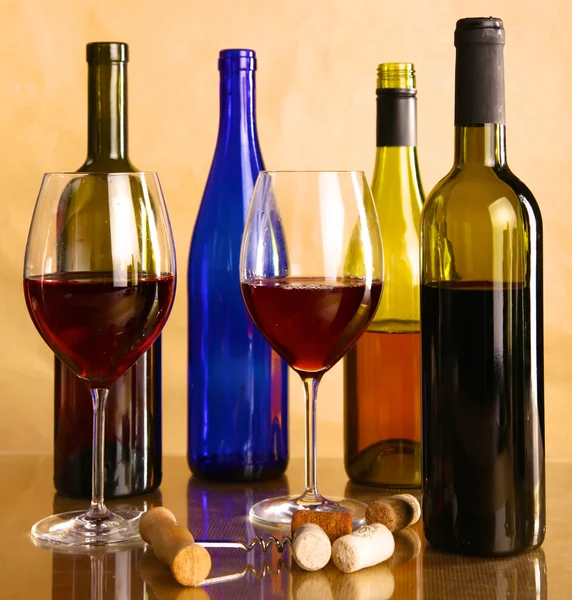 Bottiglia di vino e bicchiere di vino su un tavolo di vetro — Foto Stock
