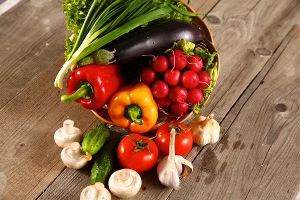 Овощи. Свежий овощ в корзине. Над природой — стоковое фото
