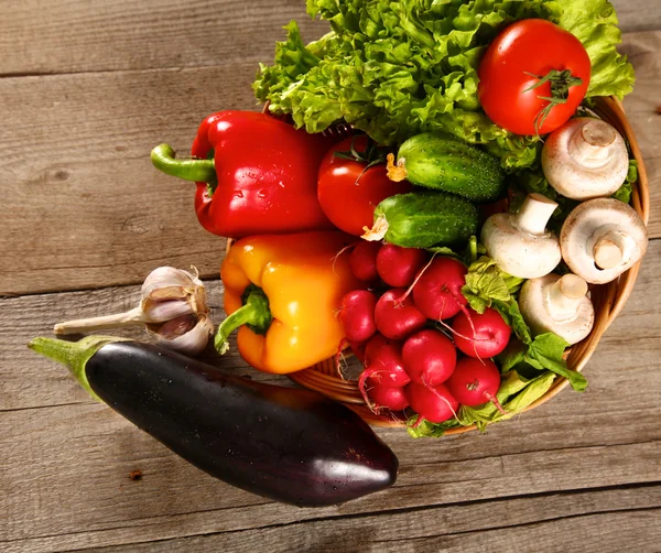 Λαχανικά. Φρέσκα βιολογικά λαχανικά σε καλάθι. Πάνω από το φυσικό περιβάλλον — Φωτογραφία Αρχείου