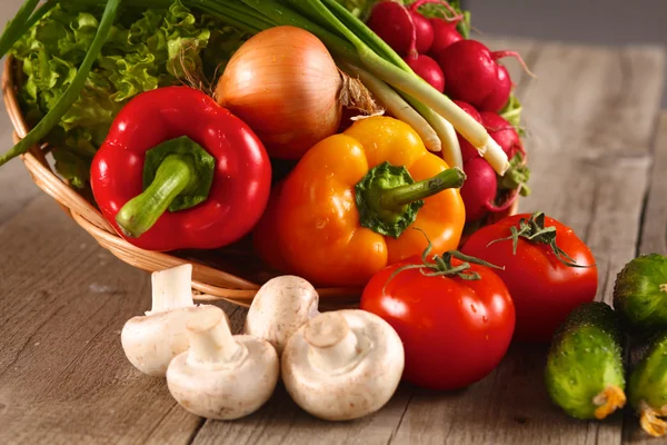 Des légumes. Légumes bio frais dans un panier. Sur la nature Contexte — Photo