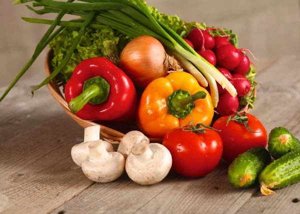 Sebzeler. Sepette taze biyo sebze. Doğa Arkaplanı Üzerine