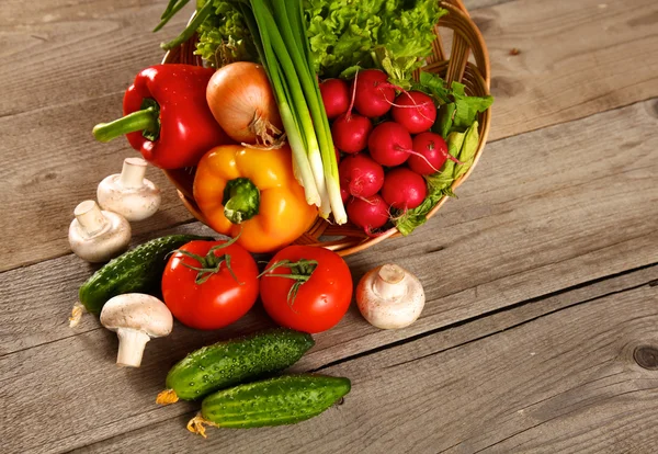 Zelenina. Čerstvá bio zelenina v košíku. Přes přírodu pozadí — Stock fotografie