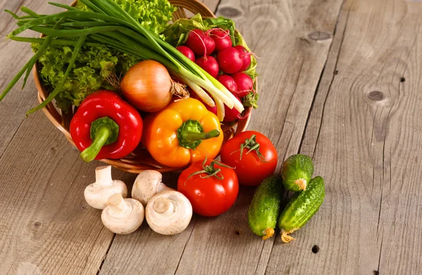 Verduras. Fresh Bio Vegetable in a Basket. Sobre el fondo natural — Foto de Stock