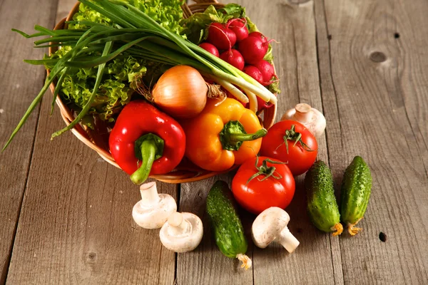 Des légumes. Légumes bio frais dans un panier. Sur la nature Contexte — Photo