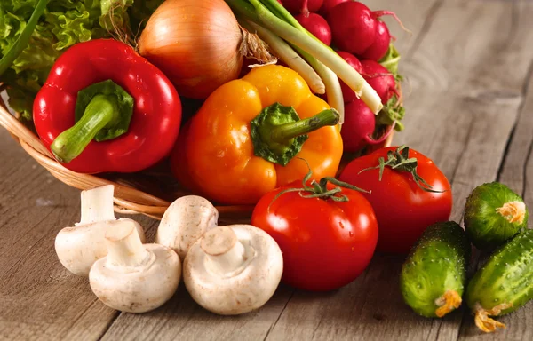 Sebzeler. Sepette taze biyo sebze. Doğa Arkaplanı Üzerine