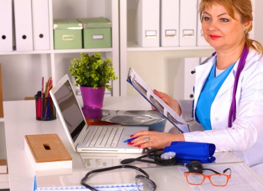 Ofis masasındaki kadın doktor