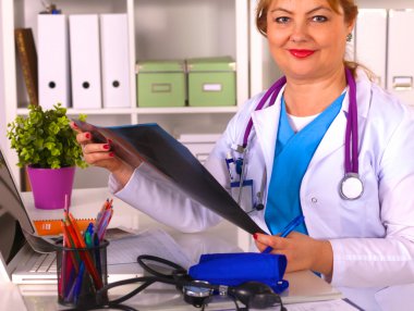 Ofis masasındaki kadın doktor