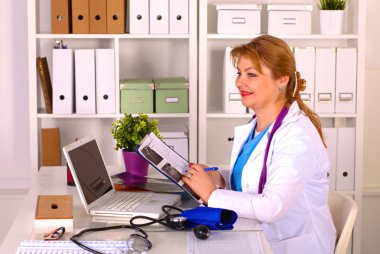 Ofis masasındaki kadın doktor