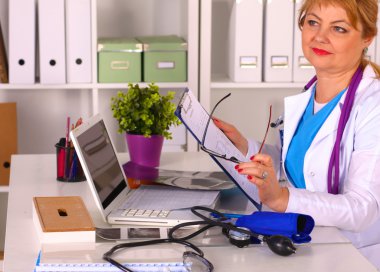 Ofis masasındaki kadın doktor