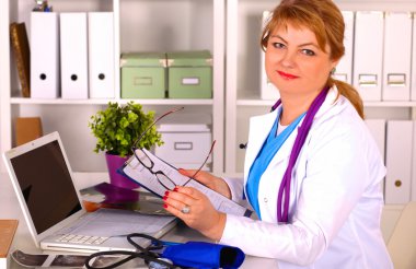 Ofis masasındaki kadın doktor