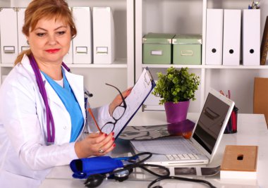 Ofis masasındaki kadın doktor