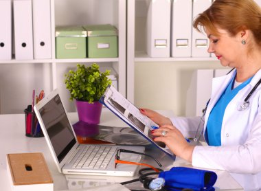 Ofis masasındaki kadın doktor