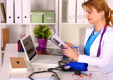 Ofis masasındaki kadın doktor