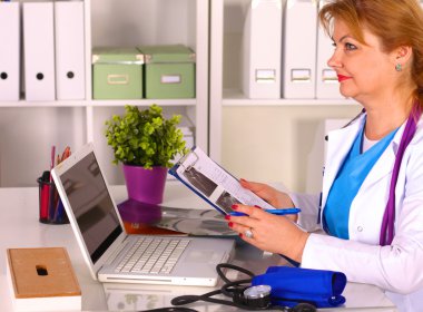 Ofis masasındaki kadın doktor