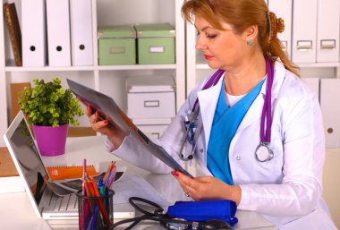 Ofis masasındaki kadın doktor