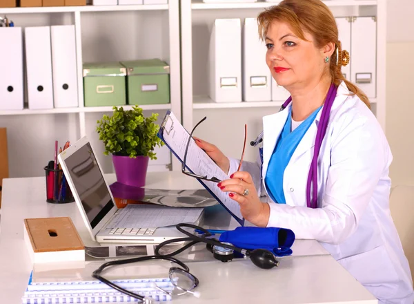 Doctora en el escritorio en el consultorio — Foto de Stock